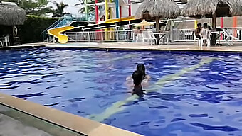 Je Séduis Une Jeune Brune À La Piscine, Menant À Des Tâtonnements Passionnés Et Une Exploration Orale Avant De Déménager Dans La Salle De Bain Pour Des Rencontres Intimes