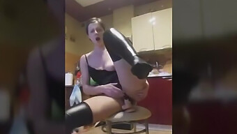 Ragazza Arrapata Si Masturba Con Un Dildo Su Una Sedia