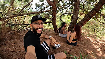 Tres Amigas Hacen Un Trío Espontáneo Al Aire Libre