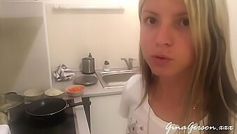 Blonder Teen Kocht Ein Leckeres Russisches Borscht