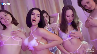 A Apaixonada Experiência De Sexo Em Grupo De Nikonika Em Uma Orgia Com Tema De Flamingo