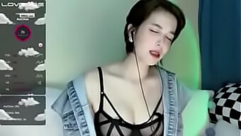 강렬한 웹캠 걸 Tiaodan의 생방송은 시청자들을 놀라게합니다.