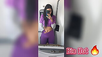 Bia Hot, Si Brunette Horny, Memuaskan Dirinya Sendiri Di Kamar Mandi Umum Di Dalam Bus