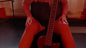 Eine In Dessous Gekleidete Milf Spielt Gitarre, Während Sie Masturbiert