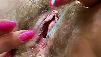 Mojada Y Salvaje: Primer Plano De Un Orgasmo De Coño Peludo