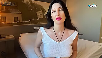 Čutni Blowjob Lize Virgin V Vročem Srečanju Mačehe Domačega Dekleta