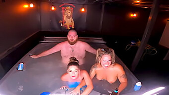 Kendra Heart Et Misty Meaner Dans Un Trio Chaud Avec Une Gorge Profonde Intense Et De La Chevauchée Lesbienne