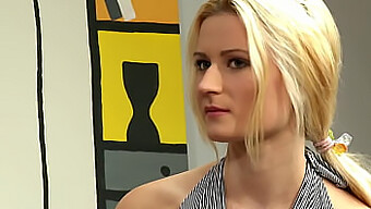 Une Blonde Vraiment Timide Participe À Un Divertissement Pour Adultes