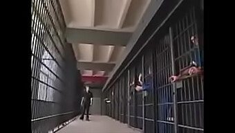 Le Sexe De Groupe Intense De Belladonna Dans Un Cadre De Prison