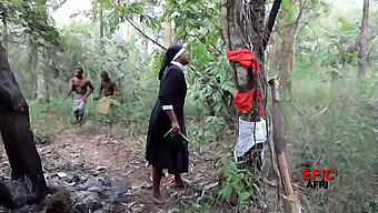 Trío Con Hombres Negros Y Una Mujer Blanca En Un Ambiente Al Aire Libre