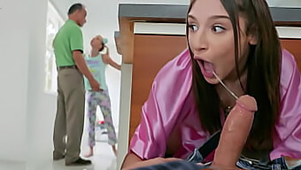 Abella Danger In Una Scena A Tre Bollente A Casa Dei Genitori