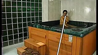 Mulher Madura Com Buceta Peluda Leva Anal Na Piscina