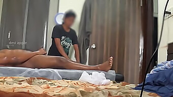 Une Petite Préposée Au Spa Sursaute Par Une Petite Bite Noire.