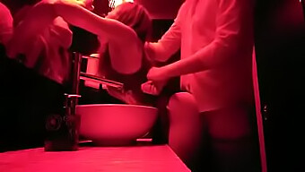 Un Encuentro Caliente En El Baño De Hombres De La Discoteca