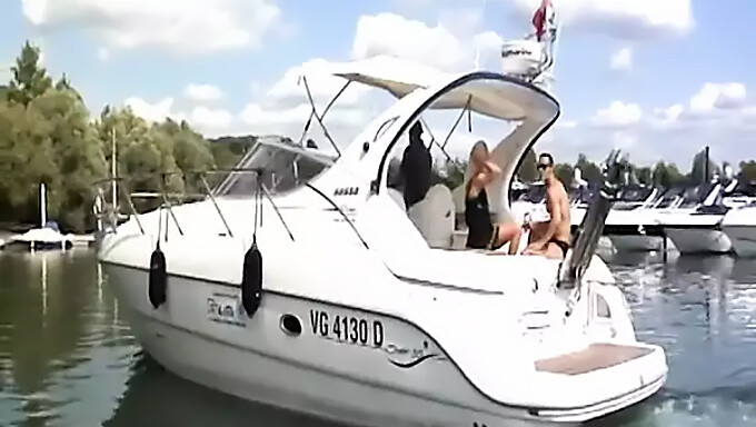 Blonde Babe Krijgt Haar Kutje Gelikt En Gegeten Op Een Boot