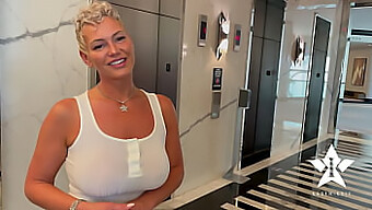 La Superbe Star D'Ig Aux Gros Seins Offre À Un Fan Une Expérience Orale Inoubliable Dans Un Hôtel