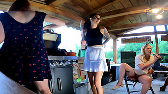 Eine Gruppe Sexy Rothaariger Hat Eine Bbq-Party In Shorts Und Röcken