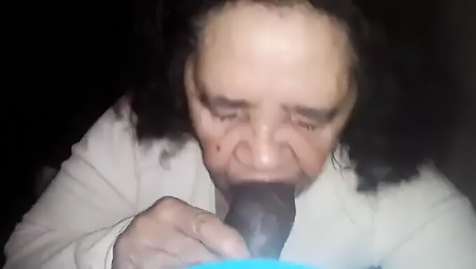 Mulher Mais Velha Sem Dentes Desfruta De Um Grande Pau Preto Em Um Vídeo Caseiro