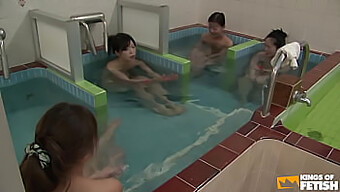 Chico Pervertido Se Masturba En La Ducha A Una Hermosa Morena Japonesa.