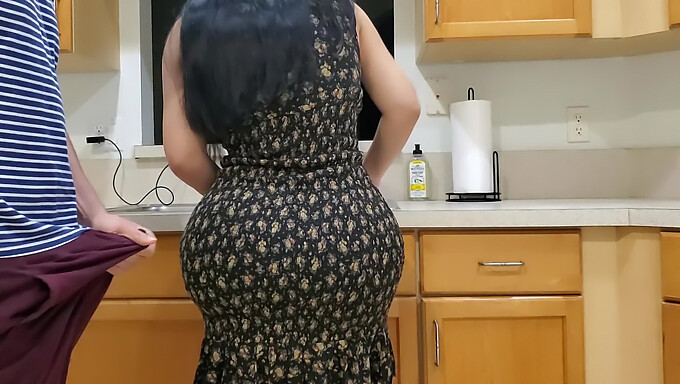 Encuentro Travieso De Cocina De Una Familiastra Amateur Con Una Milf Y Su Hijastro.