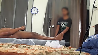 Massagem De Relaxamento Com Um Toque Feliz