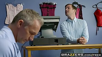 اختبر الإثارة في العثور على حمالة صدر مثالية وأخذها إلى غرفة النوم في هذا الفيديو من Brazzers الذي يضم كارمن فالنتينا وجيسي جون