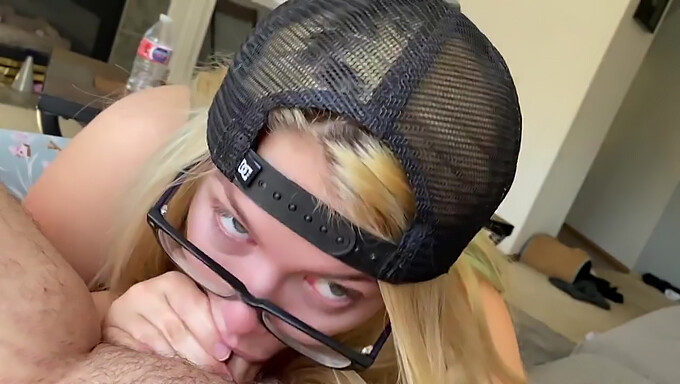 Pov Sexy Blondínka Dáva Ranný Orálny Sex