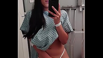 Una Teenager In Ospedale Viene Quasi Scoperta Mentre Si Diletta In Webcam