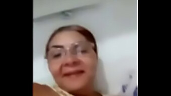 Mulheres Maduras Mostram Seus Atributos Em Um Vídeo Quente De Whatsapp.