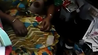 Tante Mallu Fait Plaisir À Son Petit Ami Dans Une Vidéo Maison