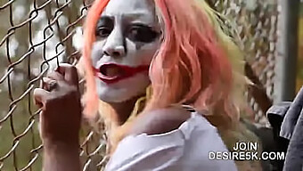 Una Milf Di Colore Riceve Una Sborrata In Pubblico Sul Video Di Happy Halloween