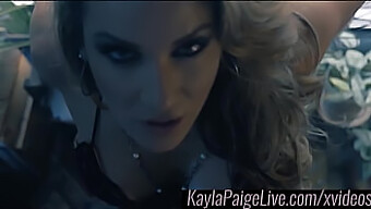 Kayla Paige ดื่มด่ํากับเซสชั่นเดี่ยวที่เย้ายวนใจในประสบการณ์เลสเบี้ยน